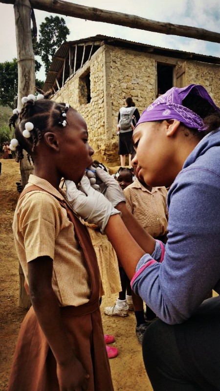 Issabelle gives fluoride treatment to kids in Kawo